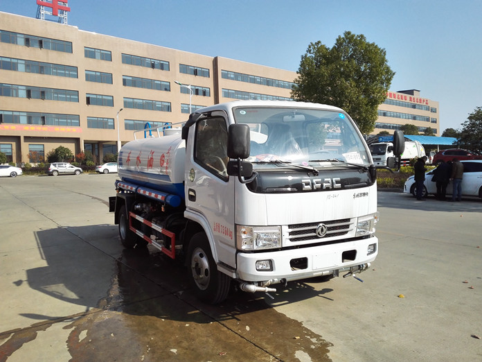 東風(fēng)多利卡D6灑水車(chē)